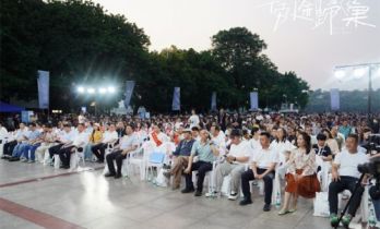 电影《劳途归巢》露天放映 重庆千人同看坝坝电影