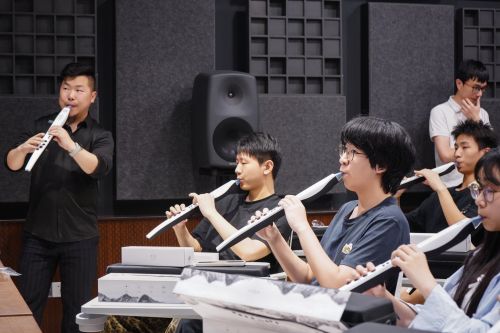 图4：四川音乐学院学生练习演奏电吹管.jpg