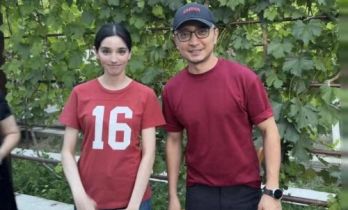 43岁尼格买提返新疆故乡探亲！装扮时尚有范，与阿姨欢乐共舞