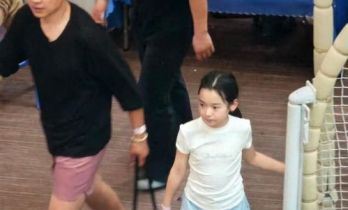 闺女确实像爹！高云翔陪小酒窝过10岁生日，俩人走路姿势一模一样