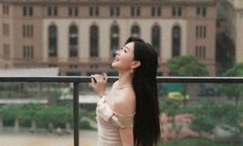 44岁万茜留回长发后像换了个人！穿抹胸裙好惊艳，美到差点认不出