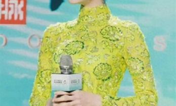 拍同一本杂志，33岁的迪丽热巴撞上了50岁的舒淇，差距一目了然