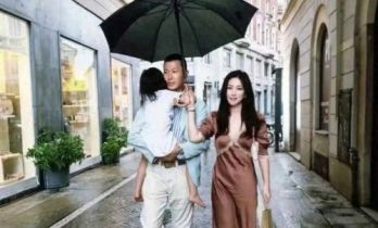 朱珠意大利雨中漫步被偶遇！一家三口撑伞散步，这画面美得像电影