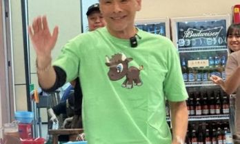 65岁林伟中山就餐被偶遇，鬓发花白身形清瘦，港星气质依旧在线
