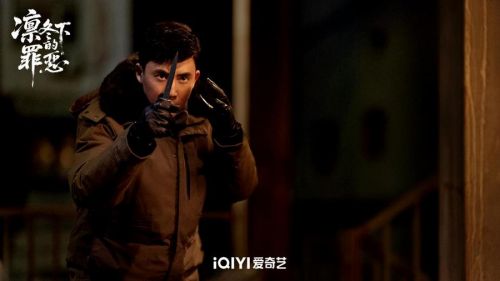 沈栋梁持刀