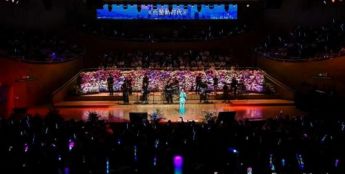 乌兰图雅“花开四季”上海演唱会燃情绽放 《言不由衷》首唱引爆全场