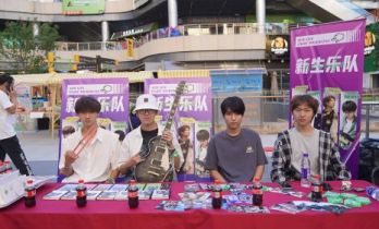 歌声献给祖国 爱心温暖金秋